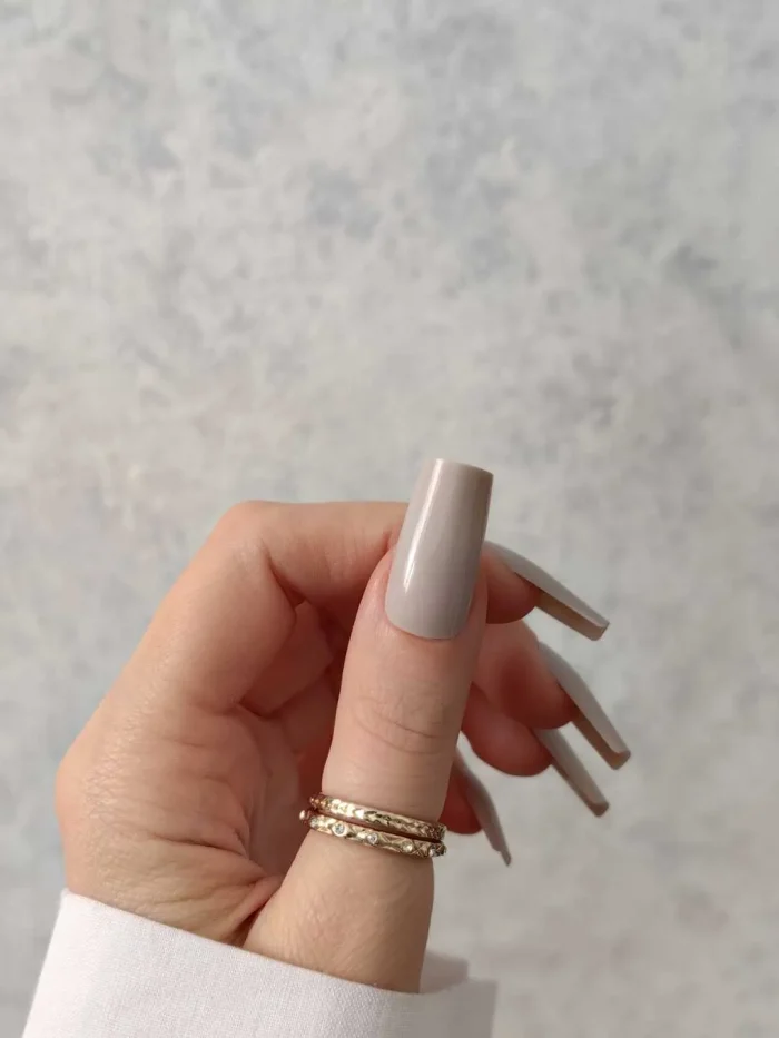 ناخن مصنوعی رنگی ساده راسا رنگ طوسی کرم فرم مربع براق