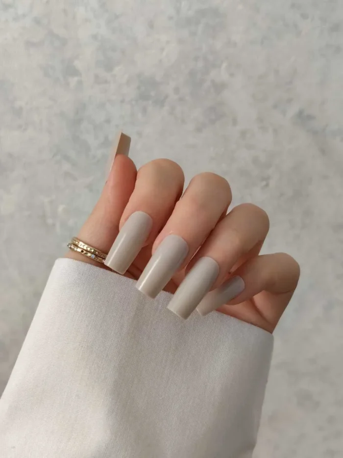 ناخن مصنوعی رنگی ساده راسا رنگ طوسی کرم فرم مربع براق