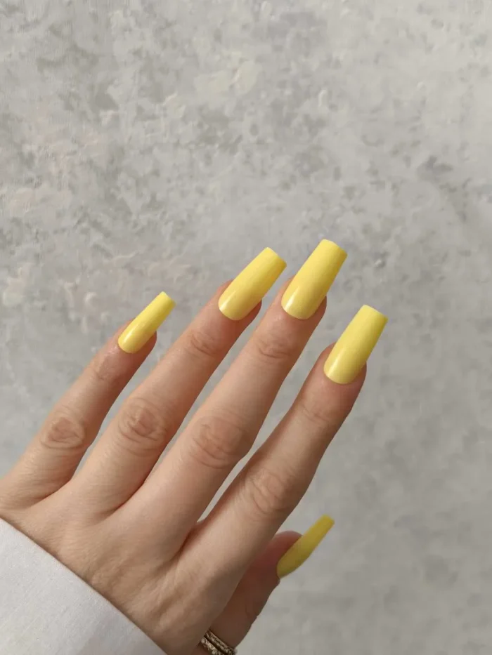 ناخن مصنوعی رنگی ساده راسا رنگ زرد پاستیلی فرم مربع براق