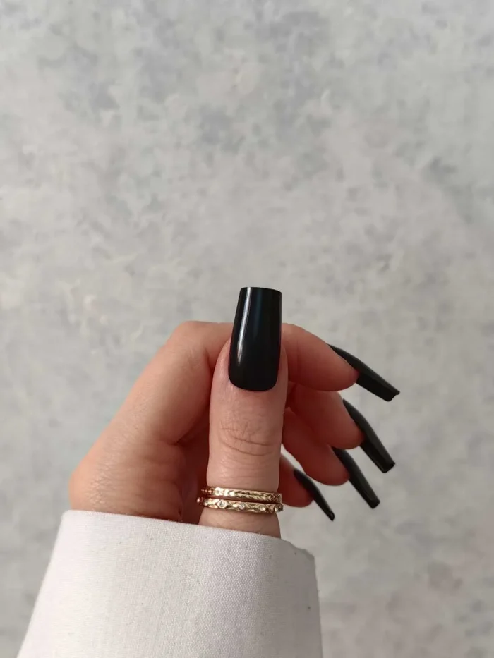 ناخن مصنوعی رنگی ساده راسا رنگ مشکی فرم مربع براق