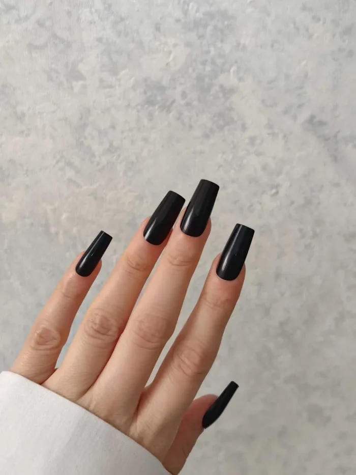 ناخن مصنوعی رنگی ساده راسا رنگ مشکی فرم مربع براق