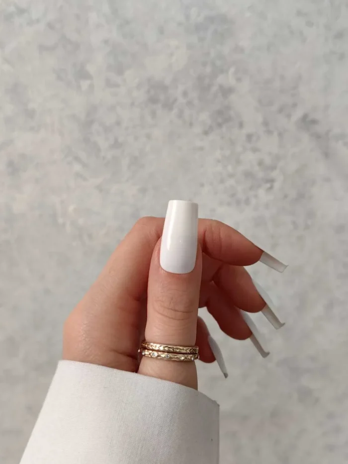 ناخن مصنوعی رنگی ساده راسا رنگ سفید فرم مربع براق