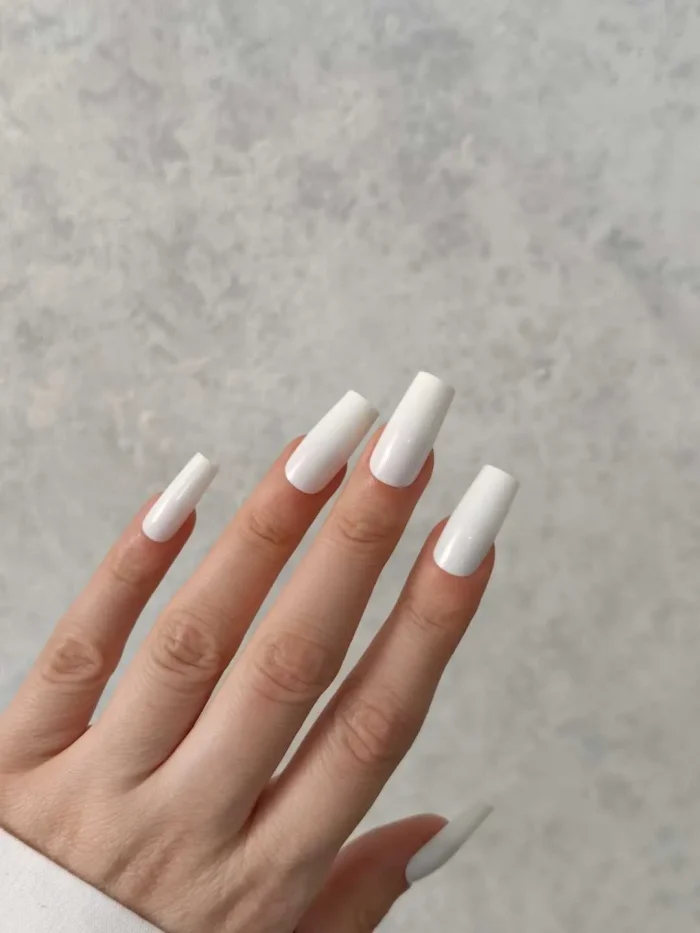 ناخن مصنوعی رنگی ساده راسا رنگ سفید فرم مربع براق