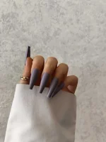 ناخن مصنوعی رنگی ساده راسا رنگ بنفش طوسی فرم گلدانی بلند مات