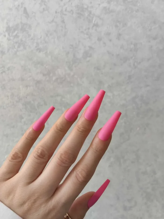 ناخن مصنوعی رنگی ساده راسا رنگ صورتی پاستیلی فرم گلدانی بلند مات