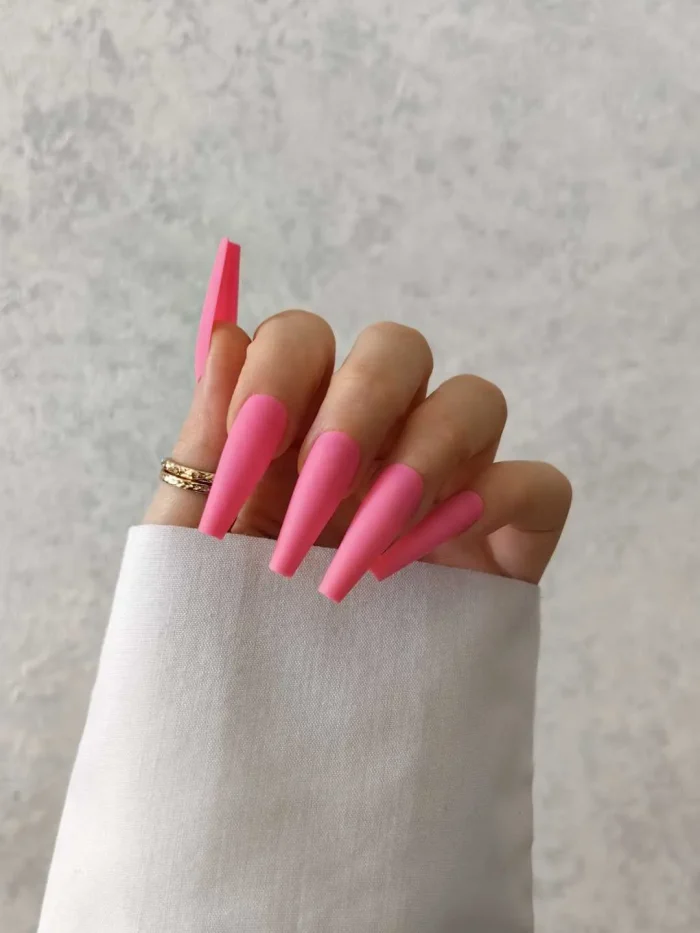 ناخن مصنوعی رنگی ساده راسا رنگ صورتی پاستیلی فرم گلدانی بلند مات