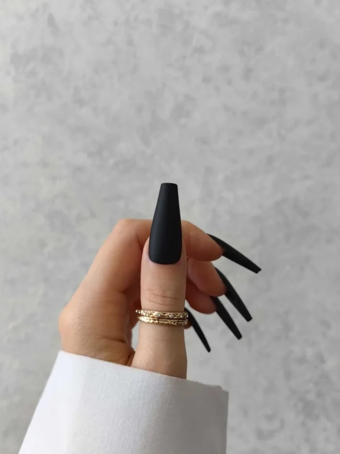 ناخن مصنوعی رنگی ساده راسا رنگ مشکی فرم گلدانی بلند مات