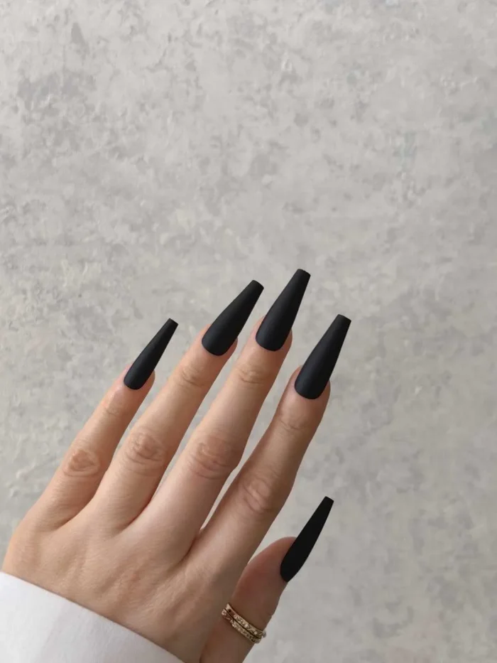 ناخن مصنوعی رنگی ساده راسا رنگ مشکی فرم گلدانی بلند مات