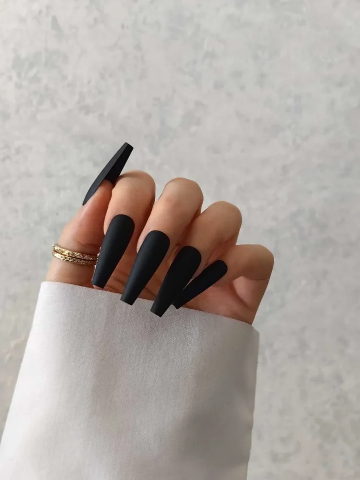 ناخن مصنوعی رنگی ساده راسا رنگ مشکی فرم گلدانی بلند مات