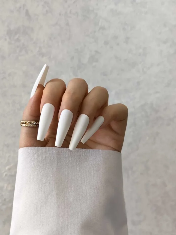 ناخن مصنوعی رنگی ساده راسا رنگ سفید گلدانی بلند مات