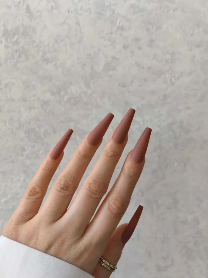 ناخن مصنوعی رنگی ساده راسا رنگ کرم قهوه ای گلدانی بلند مات