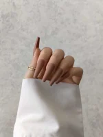 ناخن مصنوعی رنگی ساده راسا رنگ کرم قهوه ای گلدانی بلند مات