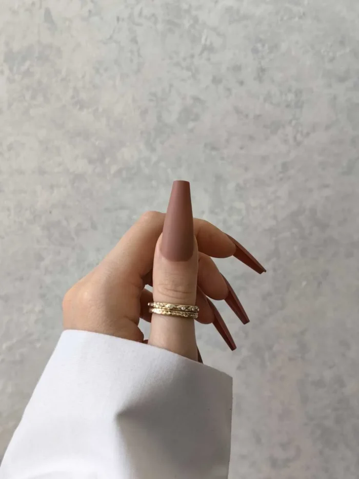 ناخن مصنوعی رنگی ساده راسا رنگ کرم قهوه ای گلدانی بلند مات