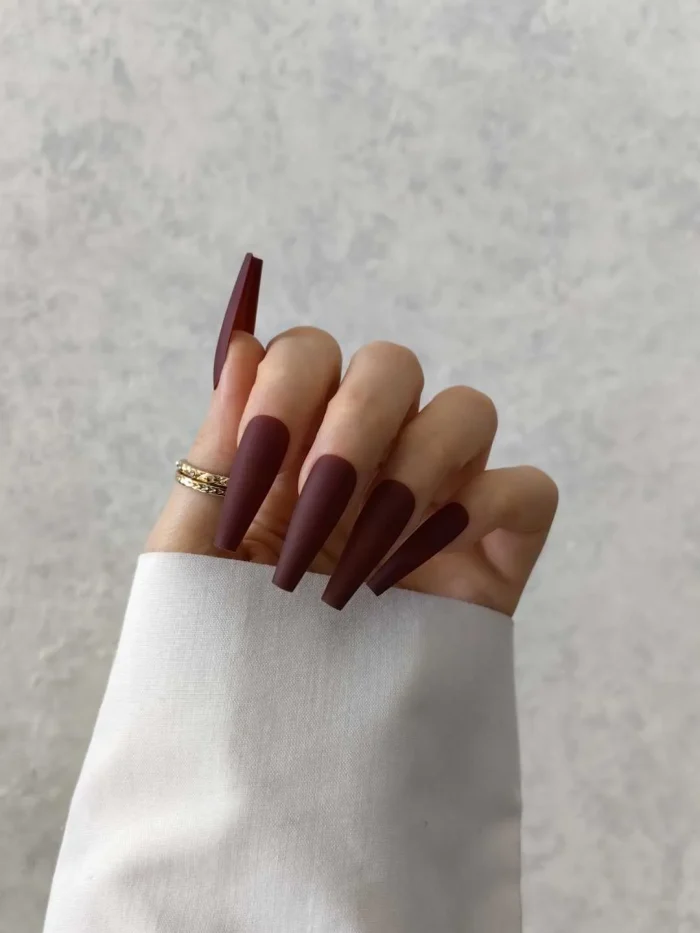 ناخن مصنوعی رنگی ساده راسا رنگ زرشکی گلدانی بلند مات