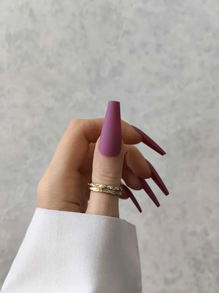 ناخن مصنوعی رنگی ساده راسا رنگ کالباسی بنفش گلدانی بلند مات