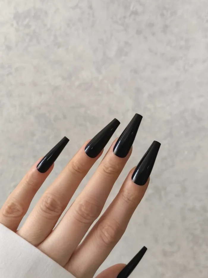 ناخن مصنوعی رنگی ساده راسا رنگ مشکی گلدانی بلند براق