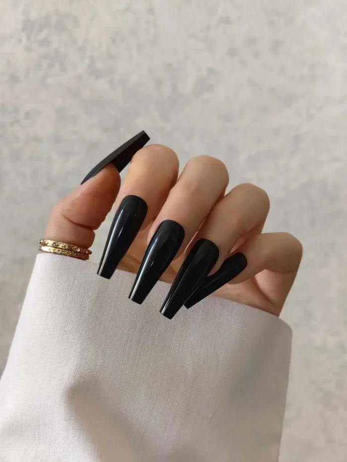 ناخن مصنوعی رنگی ساده راسا رنگ مشکی گلدانی بلند براق
