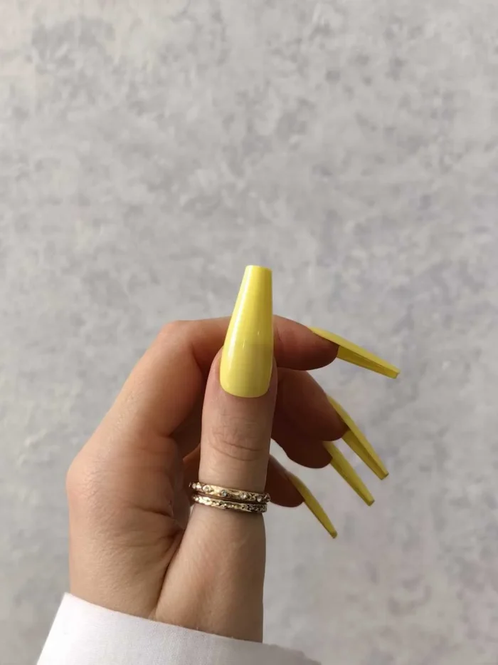 ناخن مصنوعی رنگی ساده راسا رنگ زرد پاستیلی گلدانی بلند براق