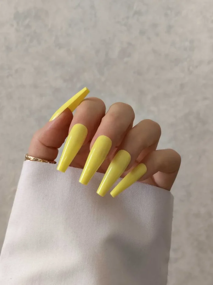 ناخن مصنوعی رنگی ساده راسا رنگ زرد پاستیلی گلدانی بلند براق