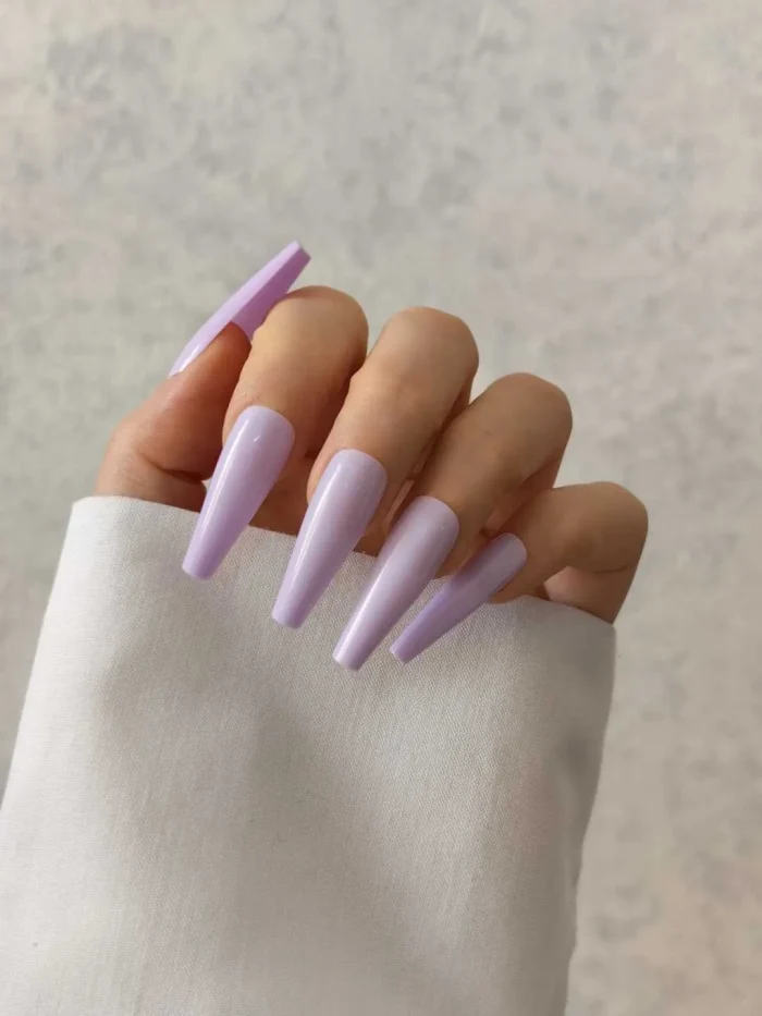 ناخن مصنوعی رنگی ساده راسا رنگ یاسی گلدانی بلند براق