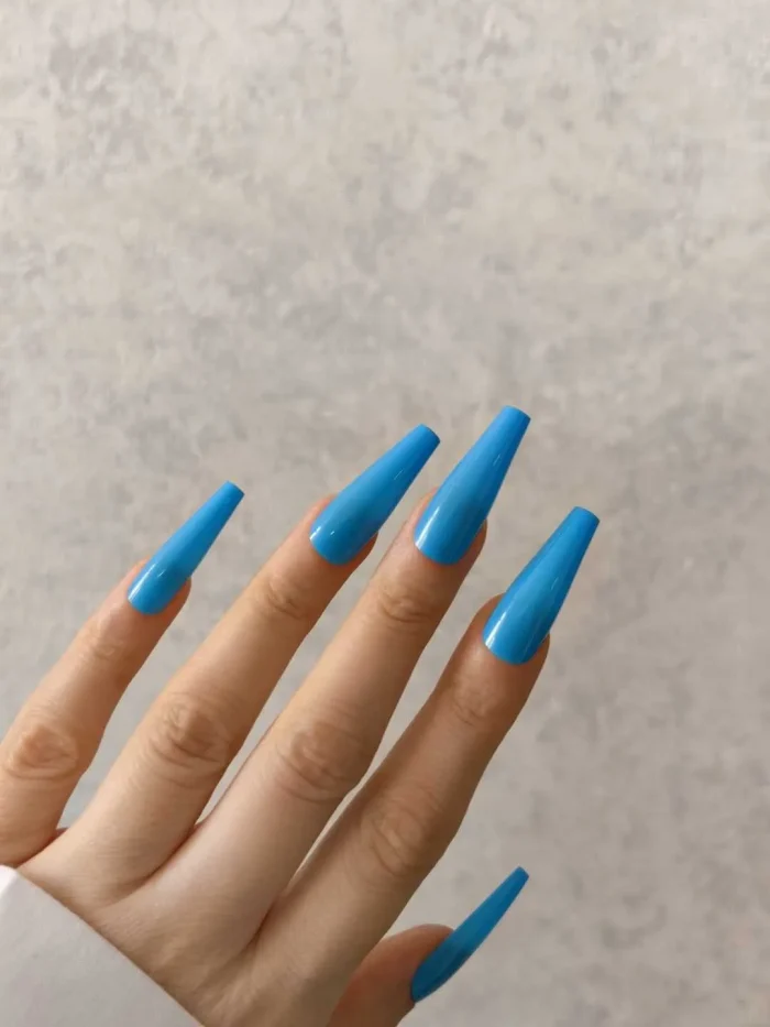 ناخن مصنوعی رنگی ساده راسا رنگ آبی پررنگ گلدانی بلند براق