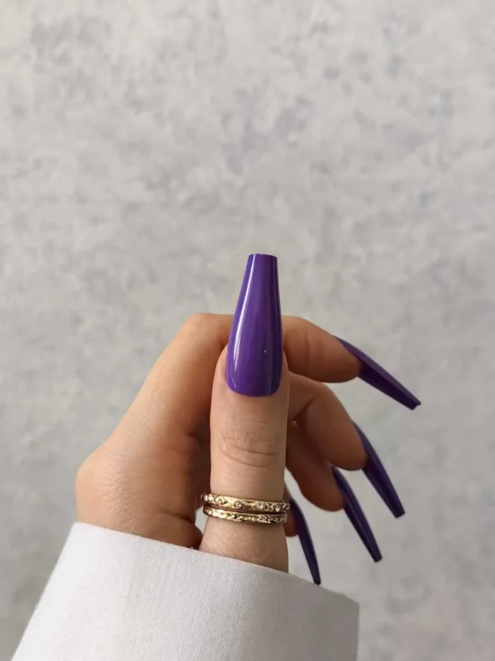 ناخن مصنوعی رنگی ساده راسا رنگ بنفش پررنگ گلدانی بلند براق