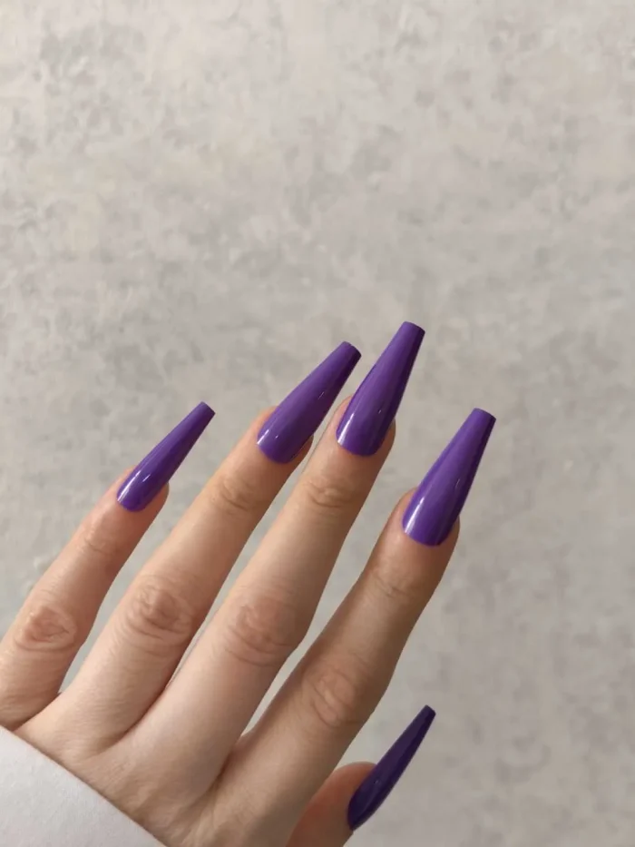 ناخن مصنوعی رنگی ساده راسا رنگ بنفش پررنگ گلدانی بلند براق