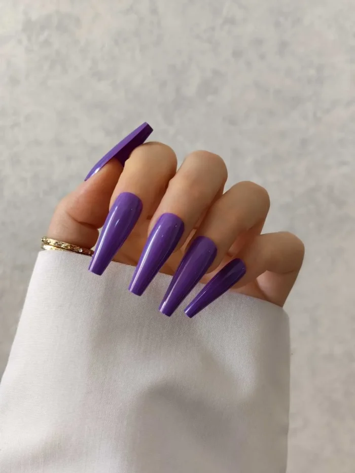 ناخن مصنوعی رنگی ساده راسا رنگ بنفش پررنگ گلدانی بلند براق