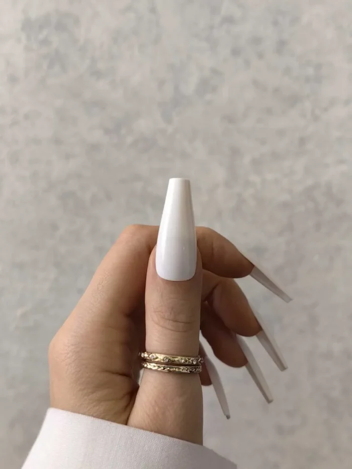 ناخن مصنوعی رنگی ساده راسا رنگ سفید گلدانی بلند براق