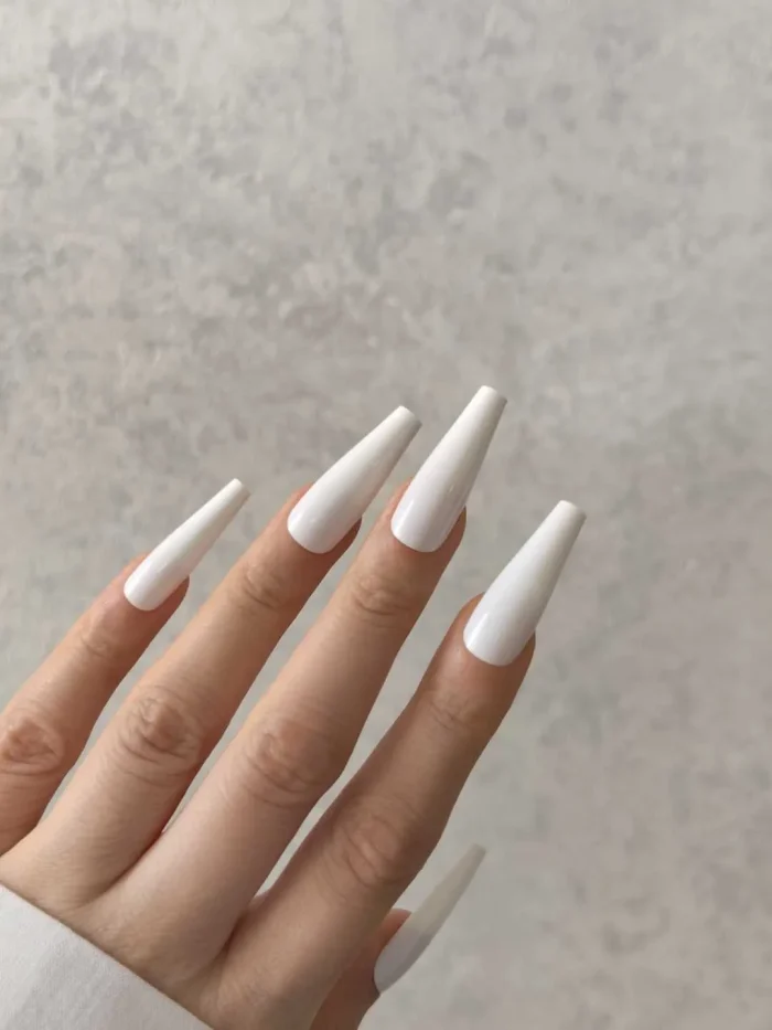 ناخن مصنوعی رنگی ساده راسا رنگ سفید گلدانی بلند براق