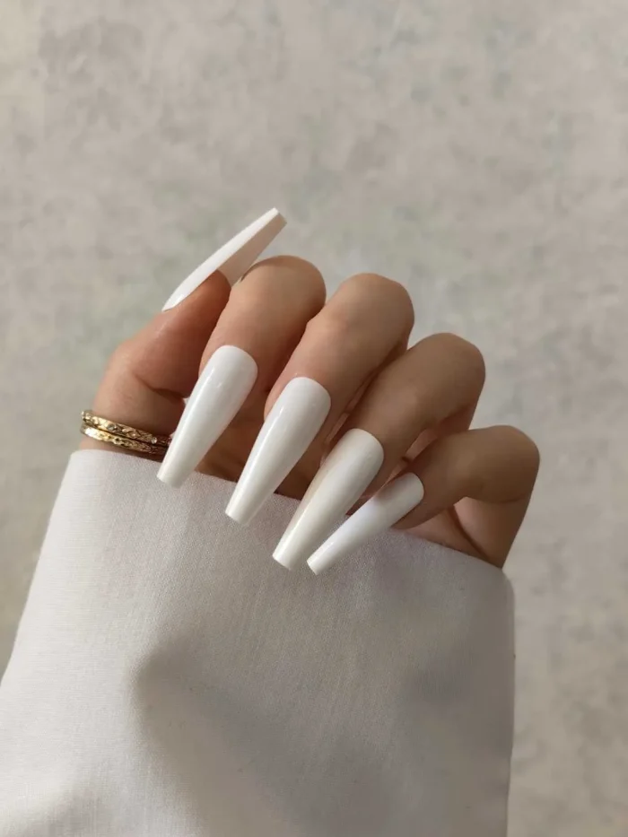 ناخن مصنوعی رنگی ساده راسا رنگ سفید گلدانی بلند براق
