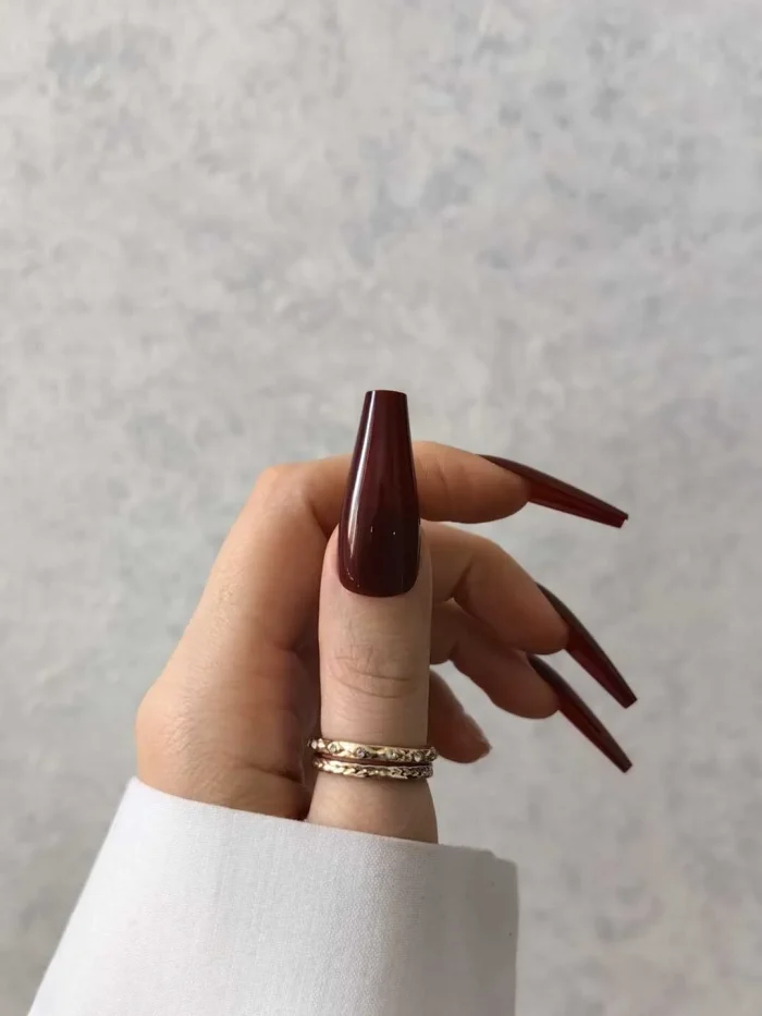 ناخن مصنوعی رنگی ساده راسا رنگ زرشکی گلدانی بلند براق
