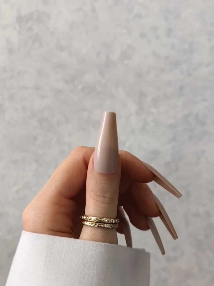 ناخن مصنوعی رنگی ساده راسا رنگ کرمی گلدانی بلند براق