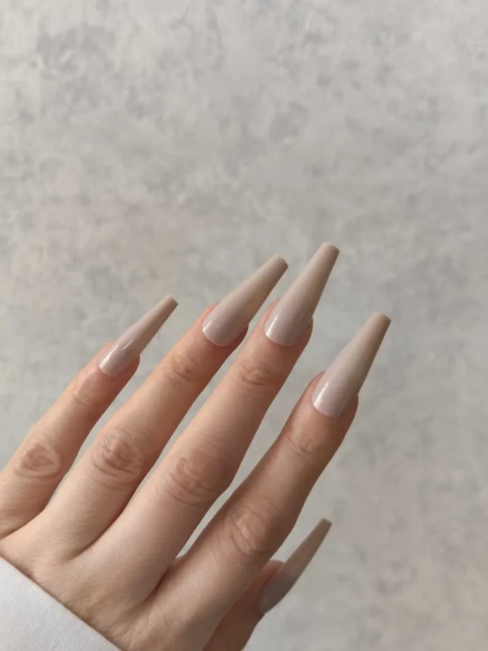 ناخن مصنوعی رنگی ساده راسا رنگ کرمی گلدانی بلند براق
