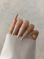 ناخن مصنوعی رنگی ساده راسا رنگ کرمی گلدانی بلند براق