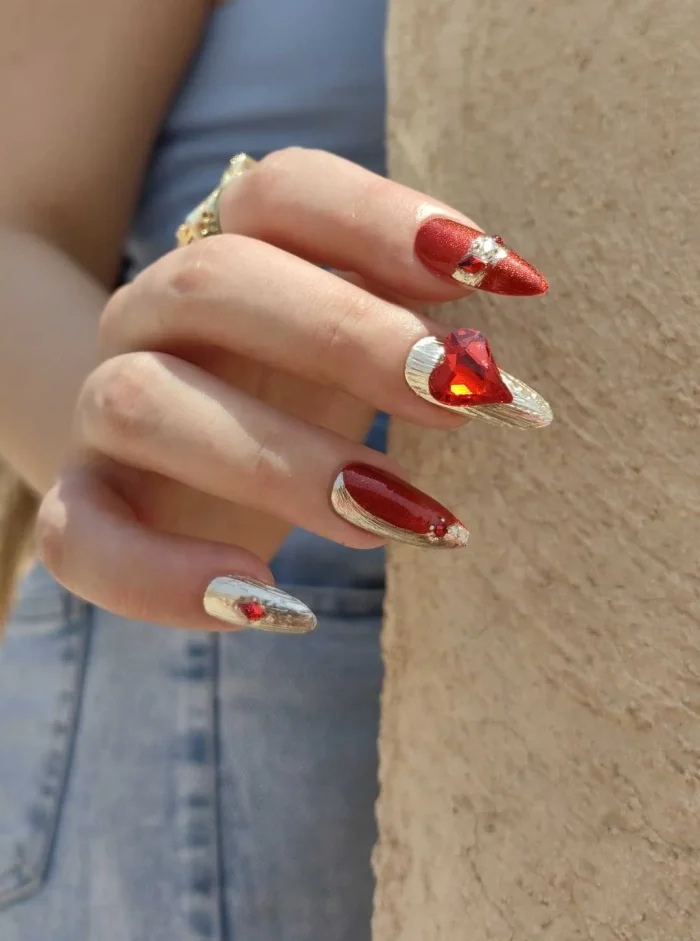 ناخن مصنوعی راسا رنگ قرمز طلایی طرح قلب و متالیک RSR1277