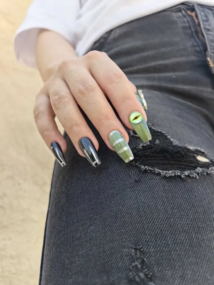 ناخن مصنوعی راسا رنگ سبز و مشکی طرح مار و چشم RSR1291