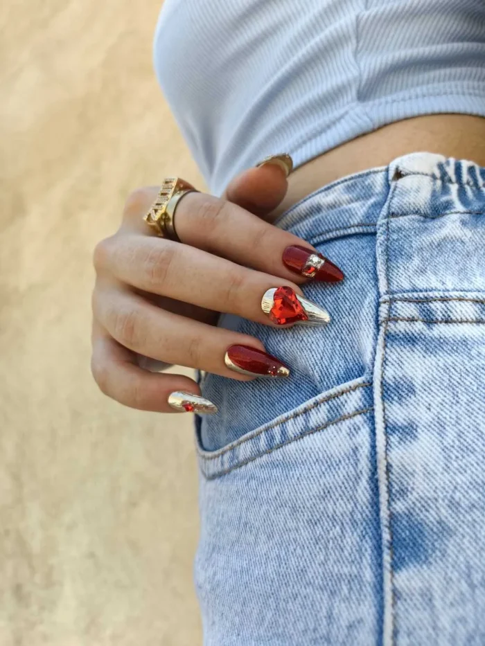 قلب قرمز با ورق طلا