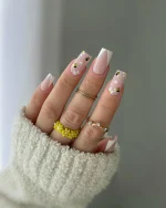 ناخن مصنوعی راسا طرح گل و زنبور و فرنچ کج رنگ هلویی و سفید فرم مربع