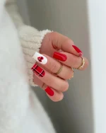 ناخن مصنوعی راسا طرح قلب و خط بربری رنگ قرمز و سفید فرم مربع