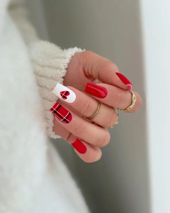 ناخن مصنوعی راسا طرح قلب و خط بربری رنگ قرمز و سفید فرم مربع