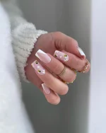 ناخن مصنوعی راسا طرح گل و زنبور و فرنچ کج رنگ هلویی و سفید فرم مربع