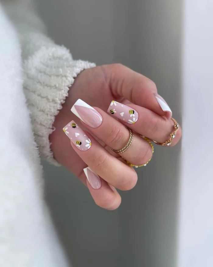 ناخن مصنوعی راسا طرح گل و زنبور و فرنچ کج رنگ هلویی و سفید فرم مربع