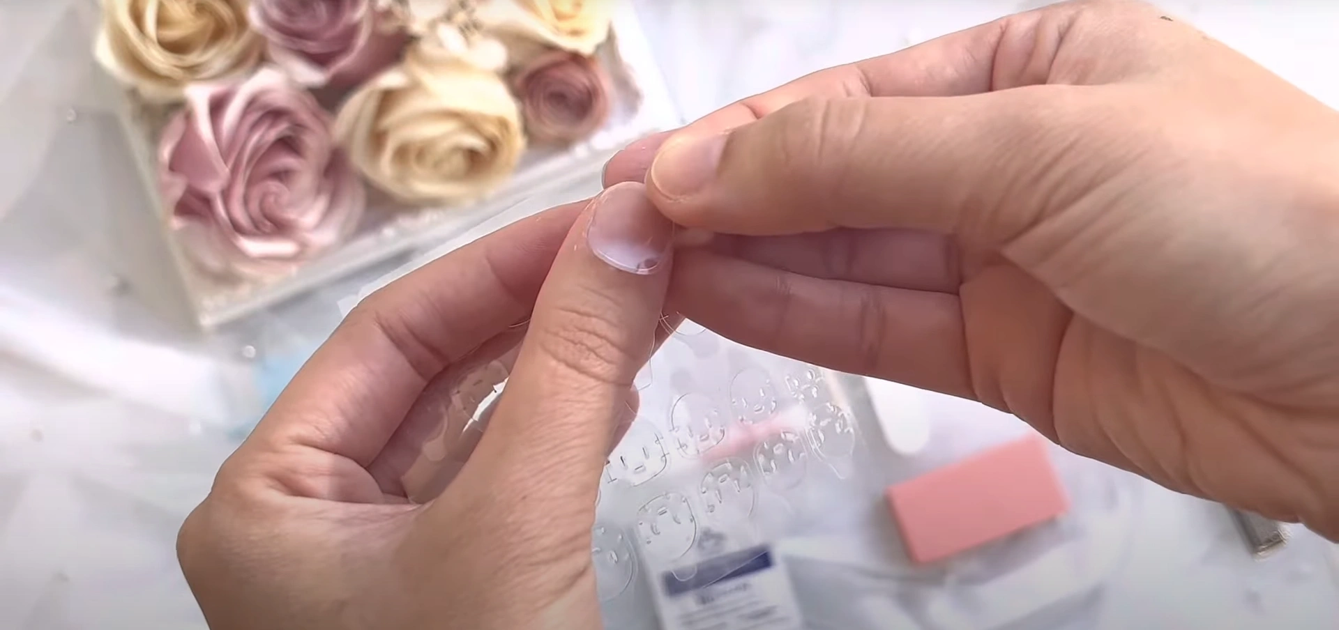 زدن چسب دو طرفه روی ناخن