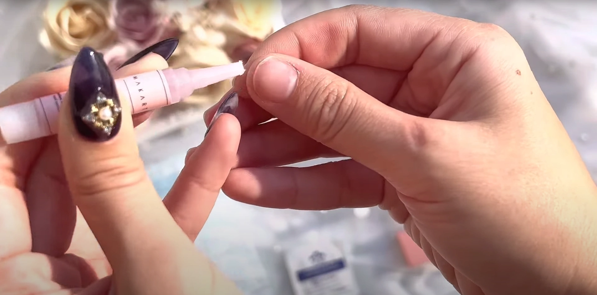 زدن چسب قطره ای روی ناخن