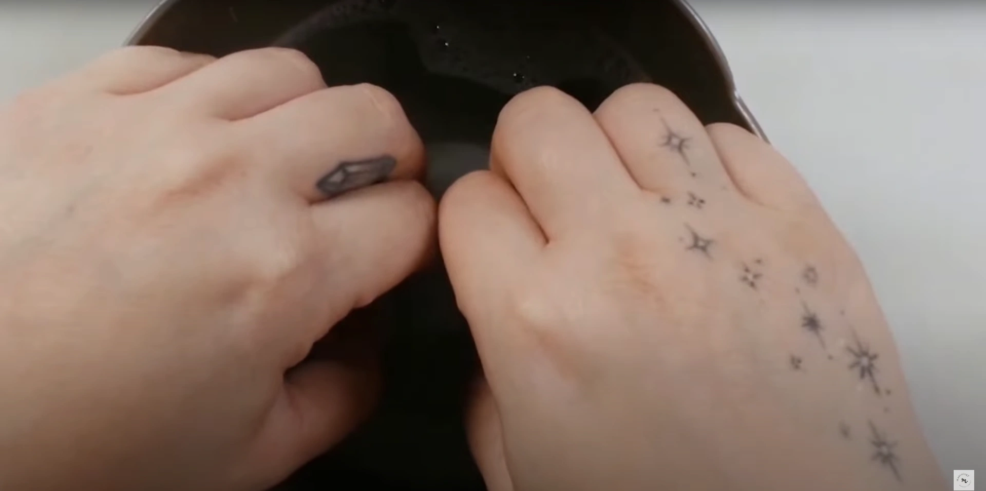 خیساندن دست ها در محلول