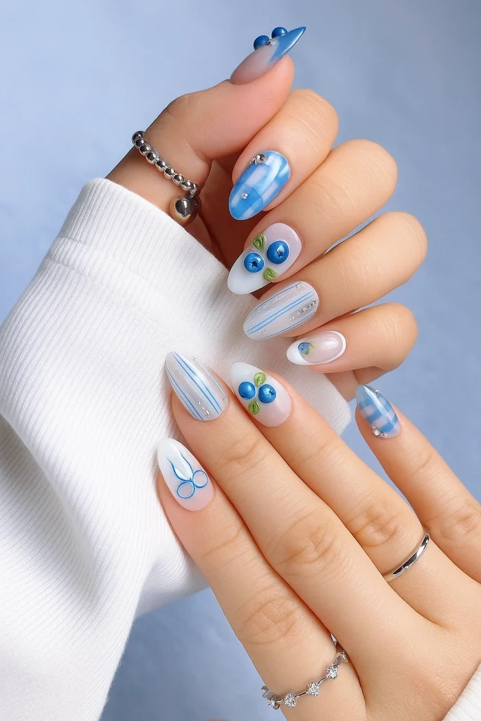 ناخن مصنوعی راسا طرح بلوبری رنگ آبی و شیری