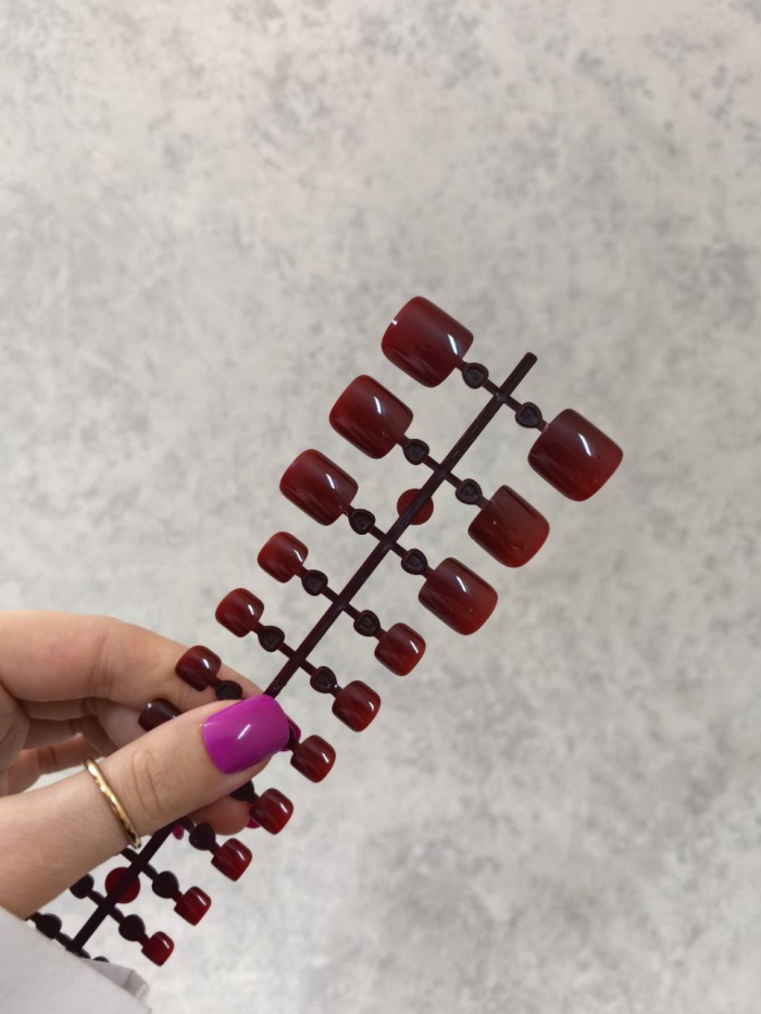 ناخن مصنوعی پا رنگ زرشکی