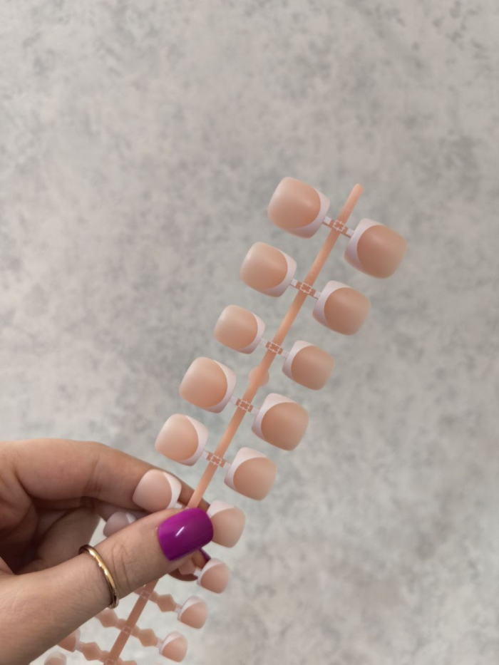 ناخن مصنوعی پا فرنچ بیس کرمی