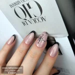 عکس ناخن مصنوعی طرح فرنچ مشکی با بیس شاین دار رزگلد و طرح دانه برف زمستانی فرم بادامی مدل RSN0005 برند راسا